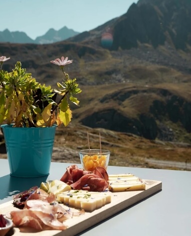 Bündner Plättli mit Aussicht auf der Maighelshütte